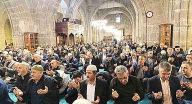 Erzurum Ulu Camii'nde protokol vatandaşlarla bayramlaştı