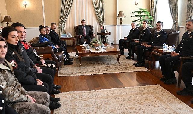 Erzurum Valisi Mustafa Çiftçi polisleri kabul etti