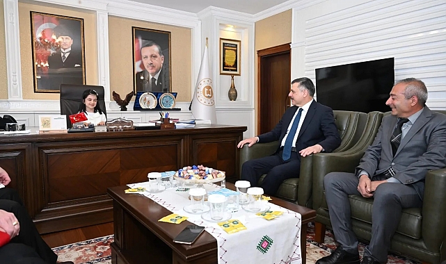 Erzurum Valisi Mustafa Çiftçi'nin koltuğuna oturdu; zekâ ve drama oyunları istedi