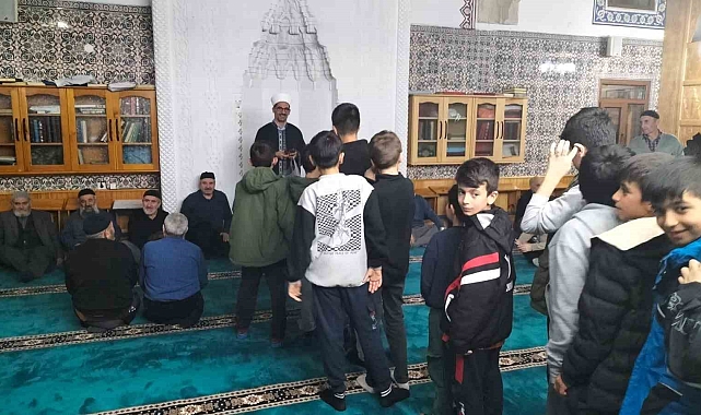 Erzurum'da minik kalpler camilere akın etti