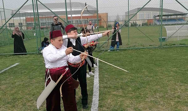Erzurum'da okullar geleneksel Türk okçuluğunda yarıştı