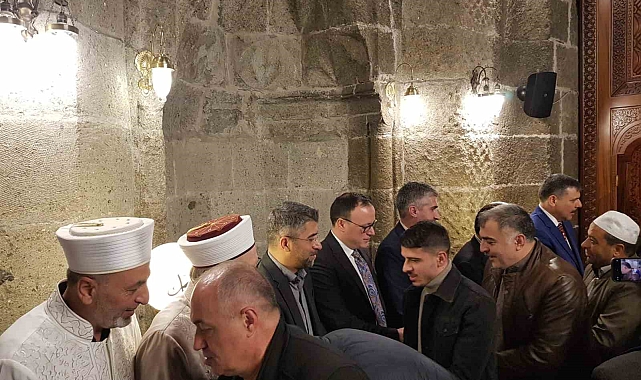 Erzurumlular bayram namazı için camilere akın etti