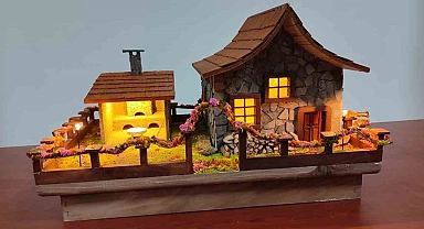 Erzurum'un Uzundere'de doğadan topladıkları malzemelerle maket yapıyorlar