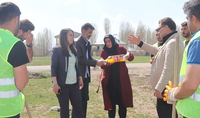 Eş Başkanlar, Sahada Çalışanlara Tatlı İkramında Bulundu