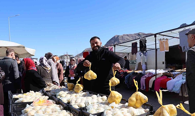 Esprileri hem güldürüyor hem limon satıyor