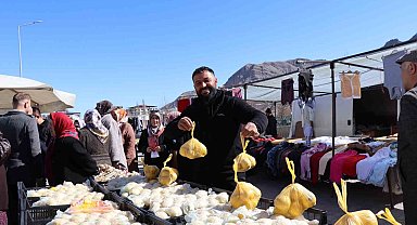 Esprileri hem güldürüyor hem limon satıyor