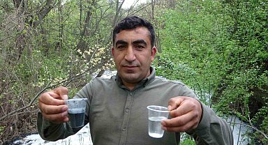 Fabrika atıkları derenin rengini değiştirdi, vatandaşlar tepki gösterdi