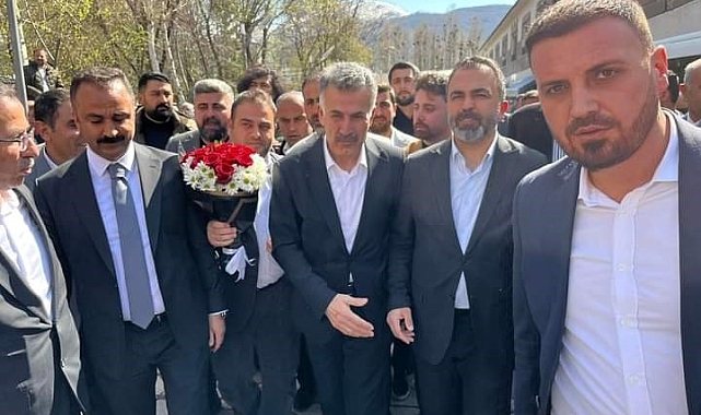 Güroymak'ta Başkan X Ray cihazını kaldırarak görevine başladı