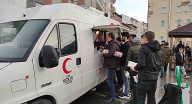 Hakkari Valisi Ali Çelik çocuklara bayram harçlığı verdi