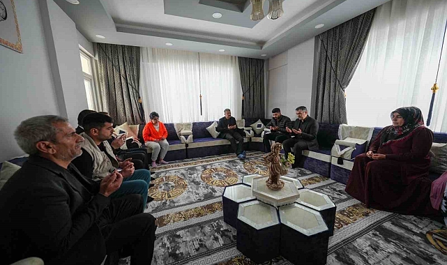 Hakkari Valisi Ali Çelik, şehit ailelerini ziyaret etti