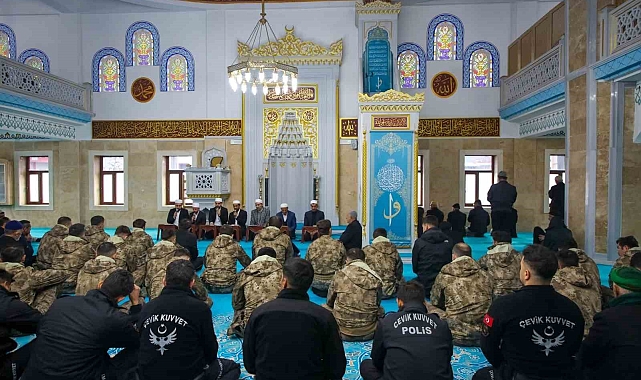 Hakkari Valisi Ali Çelik şehitler onuruna düzenlenen mevlit programına katıldı