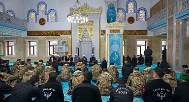 Hakkari Valisi Ali Çelik şehitler onuruna düzenlenen mevlit programına katıldı