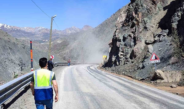 Hakkari yolunda yaşanan heyelan kameraya yansıdı