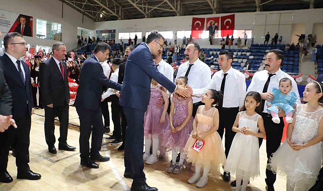 Hakkari'de 23 Nisan'a babalar ve kızları damga vurdu