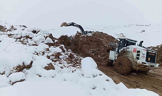 Hakkari'de heyelan sonucu kapan köy yolu kontrollü olarak açıldı