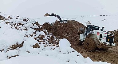 Hakkari'de heyelan sonucu kapan köy yolu kontrollü olarak açıldı