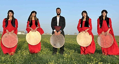 Hakkari'nin Cilo Dağı eteklerinde yöresel elbiselerle erbane gösterisi