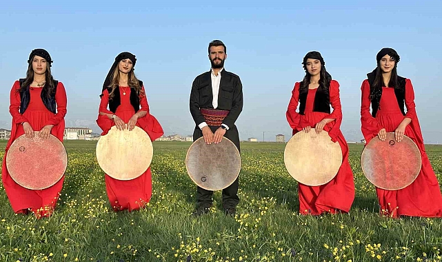 Hakkari'nin Cilo Dağı eteklerinde yöresel elbiselerle erbane gösterisi