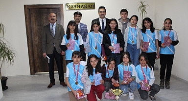 Hamur’un başarılı kızlarından Kaymakam Yıldırım’a ziyaret