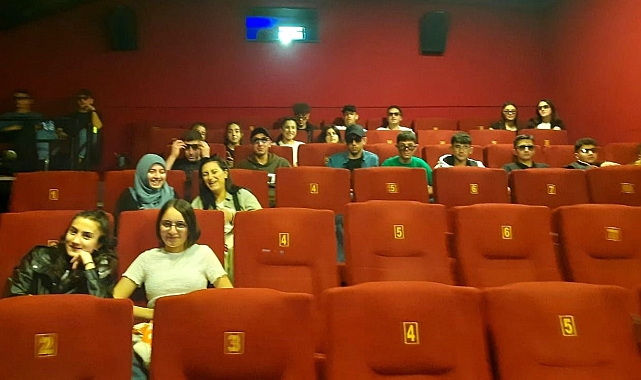 Hayatında sinema görmemiş 40 öğrenci sinema keyfi yaşadı