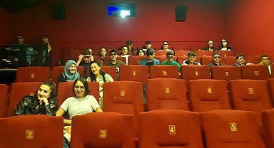 Hayatında sinema görmemiş 40 öğrenci sinema keyfi yaşadı