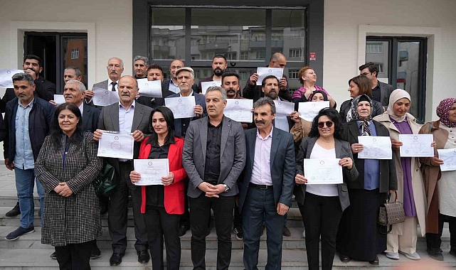 Iğdır Belediye Başkanı Mehmet Nuri Güneş mazbatasını  aldı