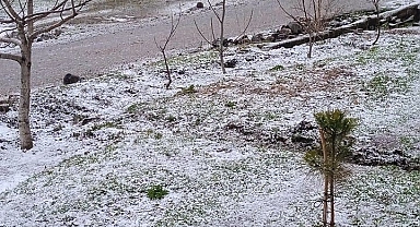Iğdır'ın yüksek kesimleri dolu ile beyaza büründü
