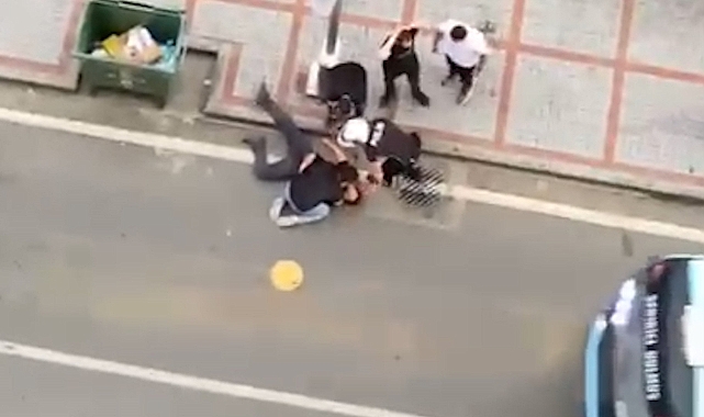 İki Gurup Arasında Sokak Ortasında Kavga