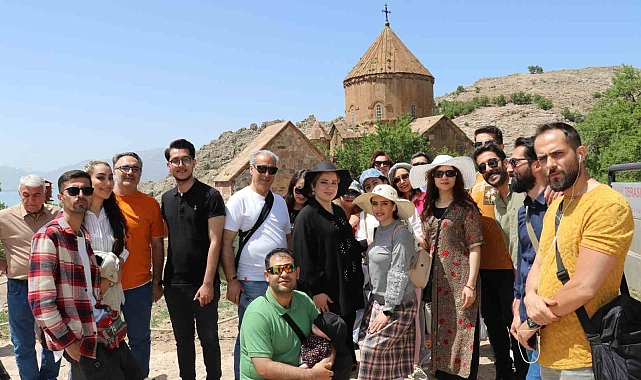 İranlı turizmciler Akdamar Adası'na hayran kaldı