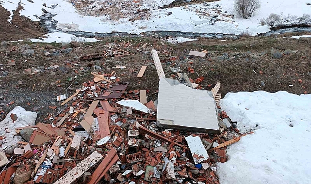 İspir'de çığ yayla evlerini yerle bir etti