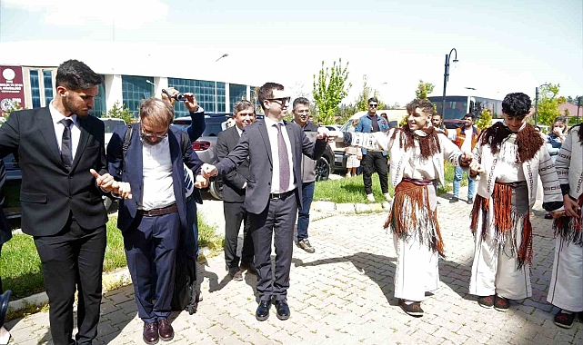 İtalya heyeti Muş'ta halay çekip ağaç dikti