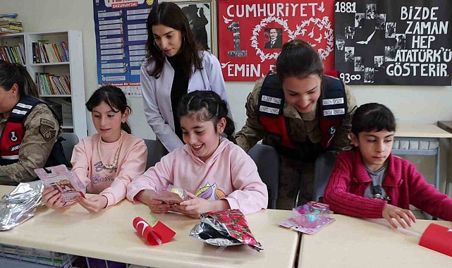 Jandarmadan çocuklara 23 Nisan sürprizi