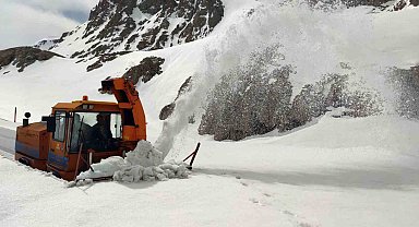 Karlı Yolların Temizlenmesi İçin Nisan Ayında da Görevlerinin Başındalar