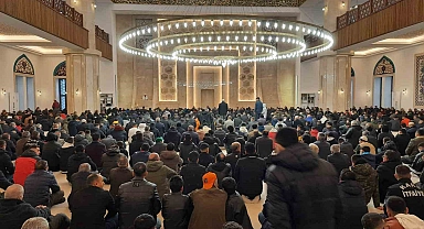 Karslılar bayram namazında camileri doldurdu