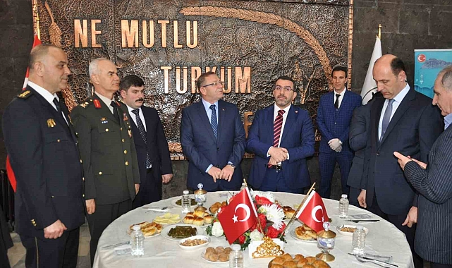 Kars'ta il protokolü bayramlaşma töreni düzenledi
