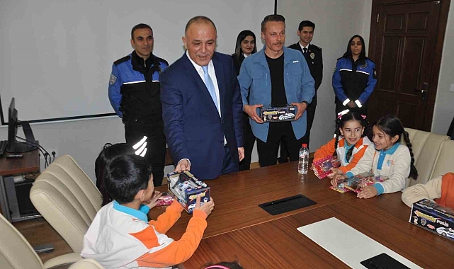 Kars'ta minik öğrencilerden emniyet müdürüne ziyaret
