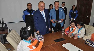 Kars'ta minik öğrencilerden emniyet müdürüne ziyaret