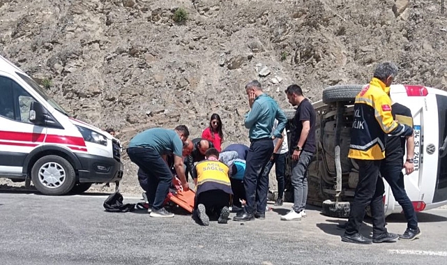 Kayanın isabet ettiği araç devrildi: 1 yaralı