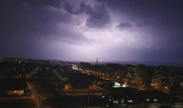 Kayseri'de gök gürültülü sağanak yağış etkili oldu: Şimşekler çaktı