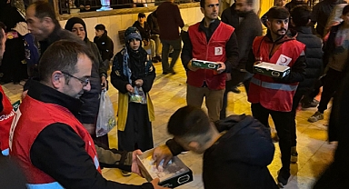 Kızılay Doğubayazıt Gönüllüleri Kandil Lokumu Dağıttı