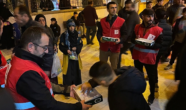 Kızılay Doğubayazıt Gönüllüleri Kandil Lokumu Dağıttı