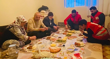 Kızılay Doğubayazıt Şube başkanı Kemal Şahin iftarını asırlık çınarlarla açıyor