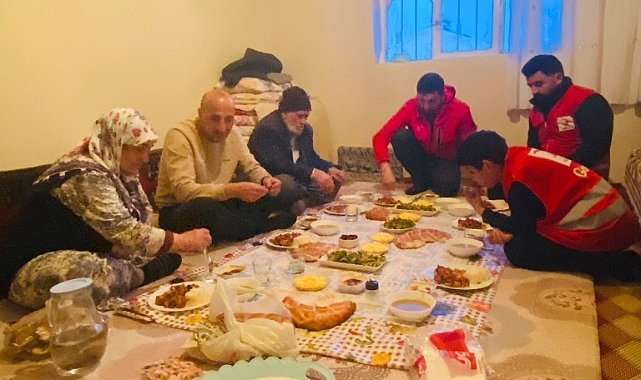 Kızılay Doğubayazıt Şube başkanı Kemal Şahin iftarını asırlık çınarlarla açıyor