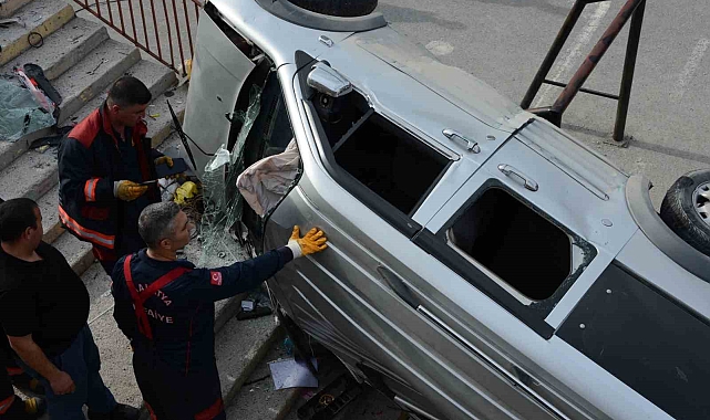 Kontrolden çıkan hafif ticari araç okul bahçesine uçtu: 2 yaralı