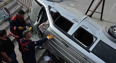 Kontrolden çıkan hafif ticari araç okul bahçesine uçtu: 2 yaralı