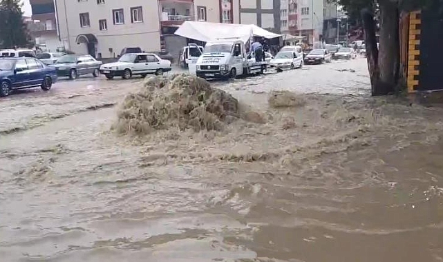 Malatya caddeleri sağanak yağışla göle döndü