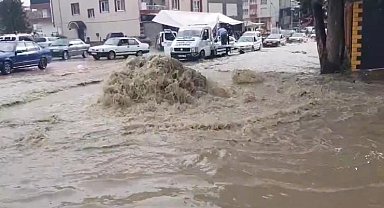 Malatya caddeleri sağanak yağışla göle döndü
