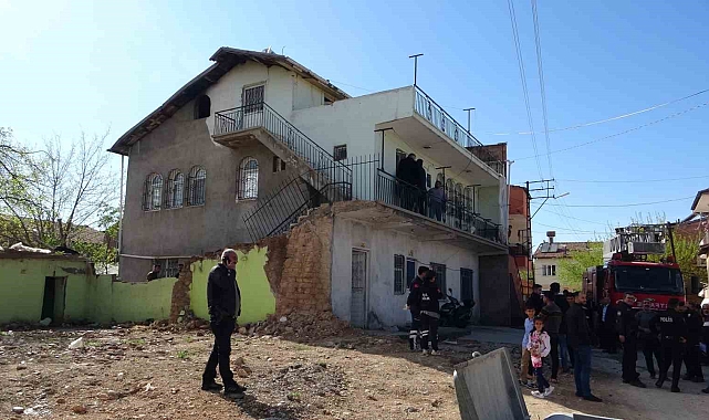 Malatya'da bıçakla kendini eve kapatan şahsı polis ikna etti