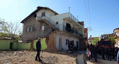 Malatya'da bıçakla kendini eve kapatan şahsı polis ikna etti