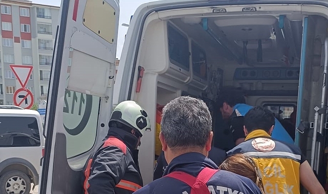 Malatya'da otomobil kaldırımda yürüyenlerin arasına daldı: 1 yaralı